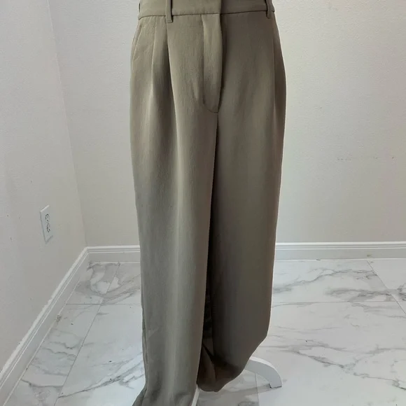 Aritzia The Effortless Plant Pleated High-Waist Wide-Leg Pants in Taupe - Picture 4 of 9